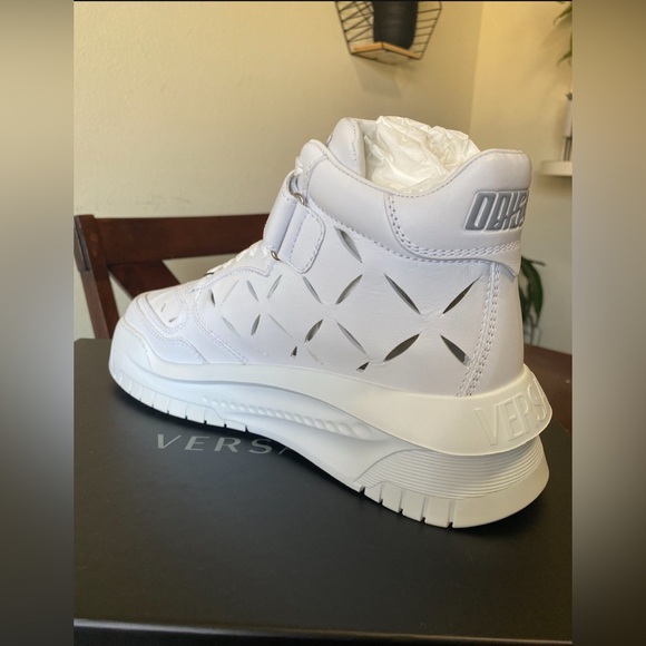 Versace - Picture 2 of 4